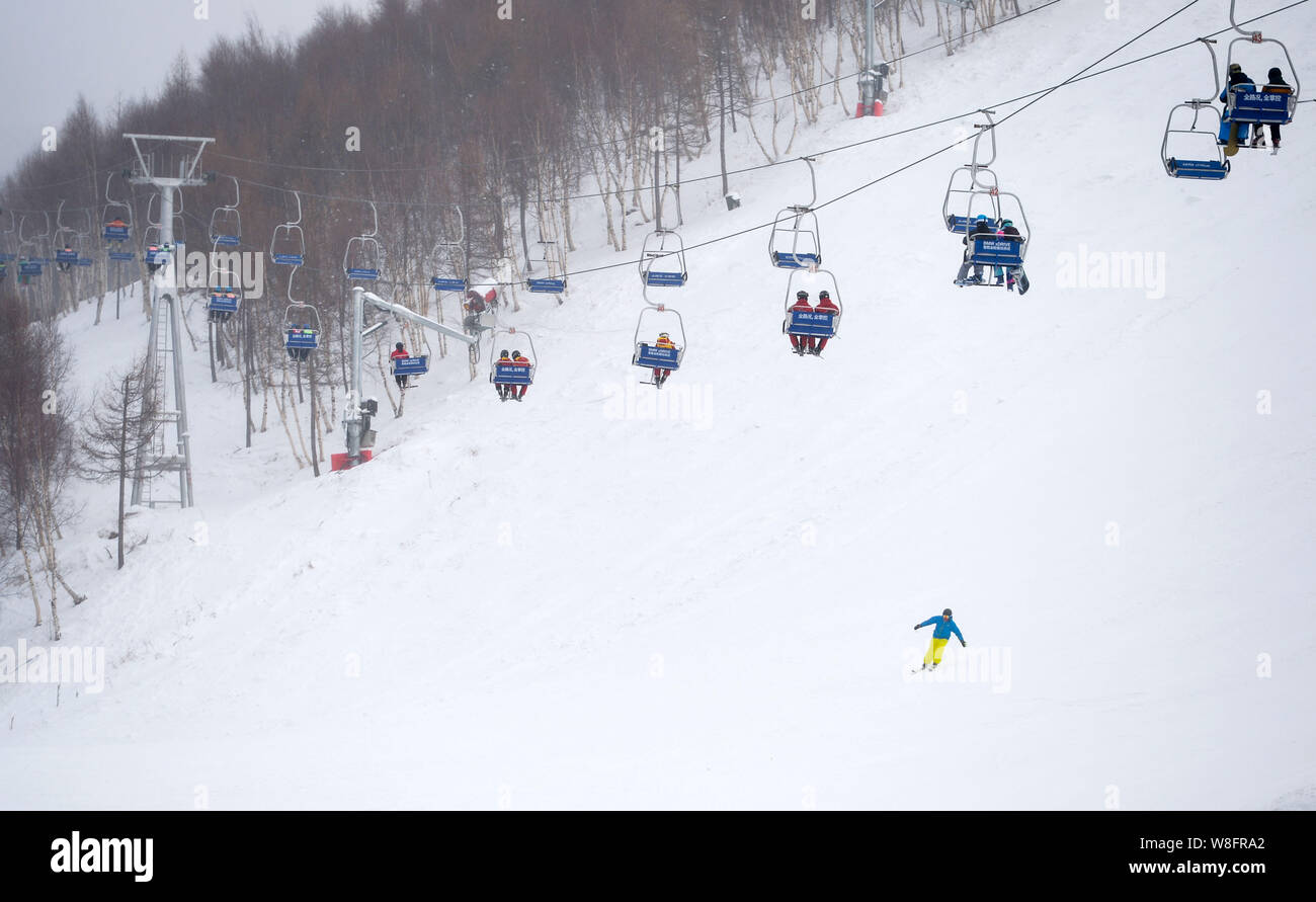 La gente a prendere le funivie per andare in salita per praticare lo sci in una stazione sciistica in Chongli county, Zhangjiakou, città del nord della Cina nella provincia di Hebei, 3 Dicembre 2015 Foto Stock