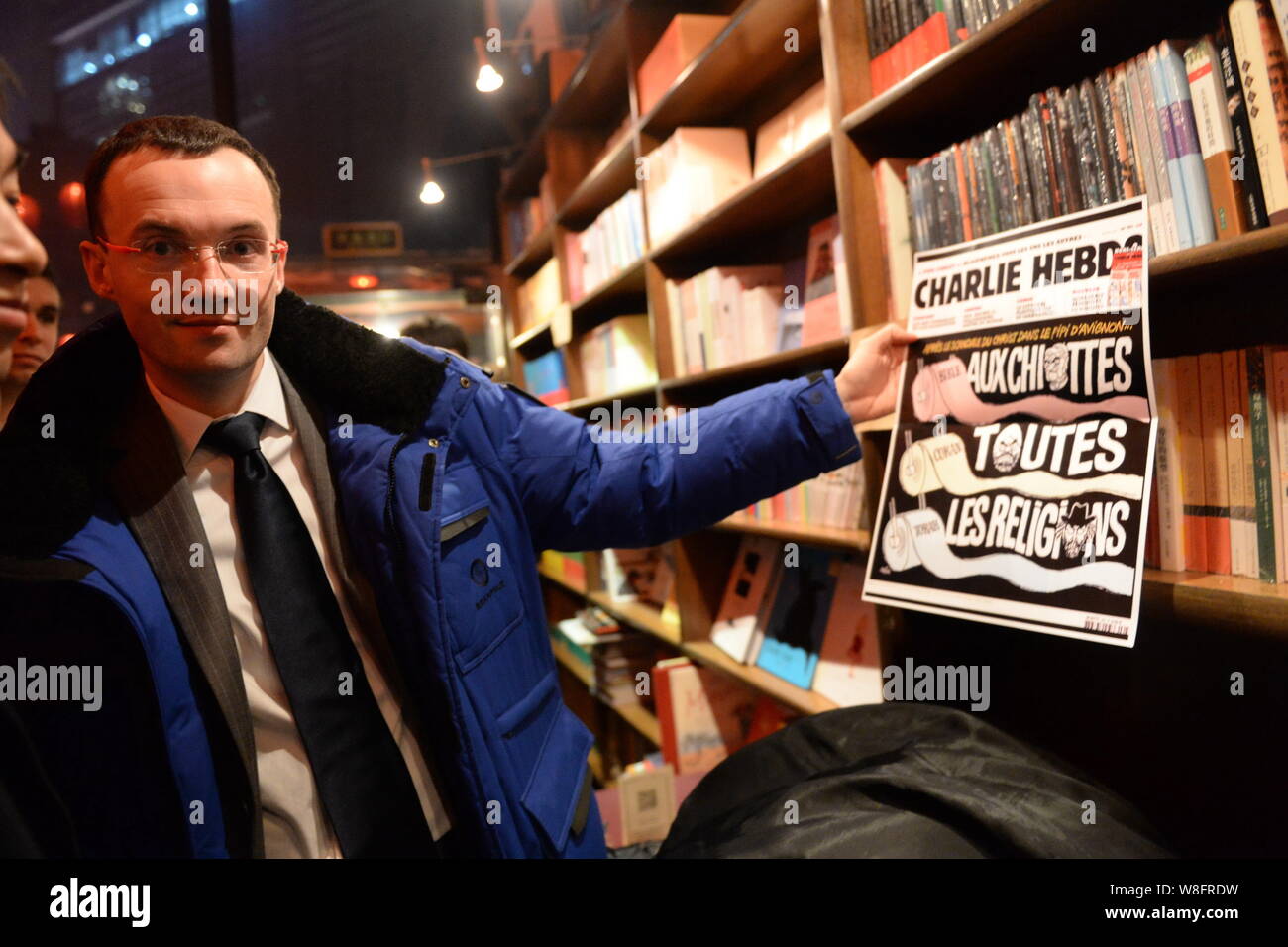 Un giornalista straniero a Pechino detiene un poster di Francese settimanale satirico Charlie Hebdo al cordoglio per le vittime degli attacchi terroristici su Charlie egli Foto Stock
