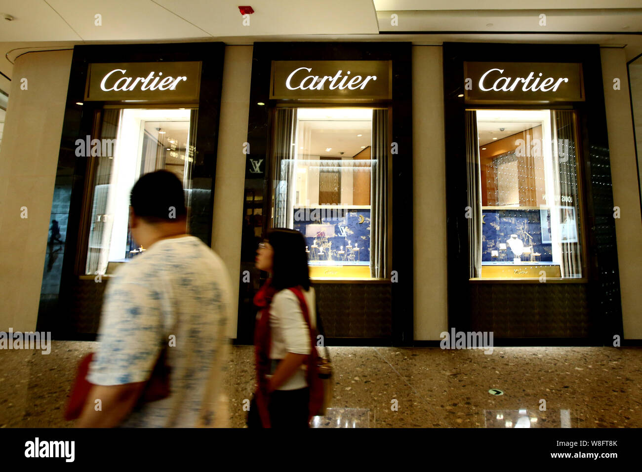 --FILE -- Gli amanti dello shopping a piedi passato la boutique di Cartier a IFC Mall in Cina a Shanghai, 11 novembre 2015. L'oro e diamanti di Cartier gioielli ar Foto Stock