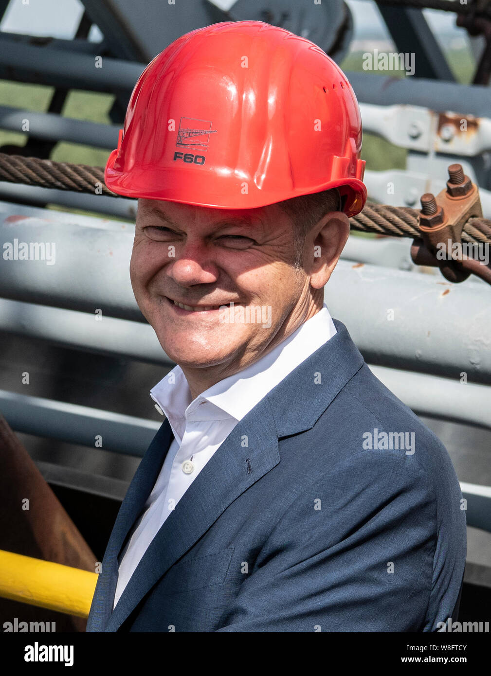 Lichterfeld Schacksdorf, Germania. 09Aug, 2019. Ministro federale delle finanze Olaf Scholz è in piedi in un le miniere a cielo aperto escavatore sul sito del visitatore Lichterfeld miniera. Insieme con il Brandeburgo il Primo Ministro Woidke, si guardò intorno Lusazia. I politici di visitare le aziende in Lusazia. Gli argomenti trattati includono le opportunità e il finanziamento dello sviluppo strutturale e le possibili soluzioni per affrontare con la post-danni minerari. Credito: Paolo Zinken/dpa/Alamy Live News Foto Stock