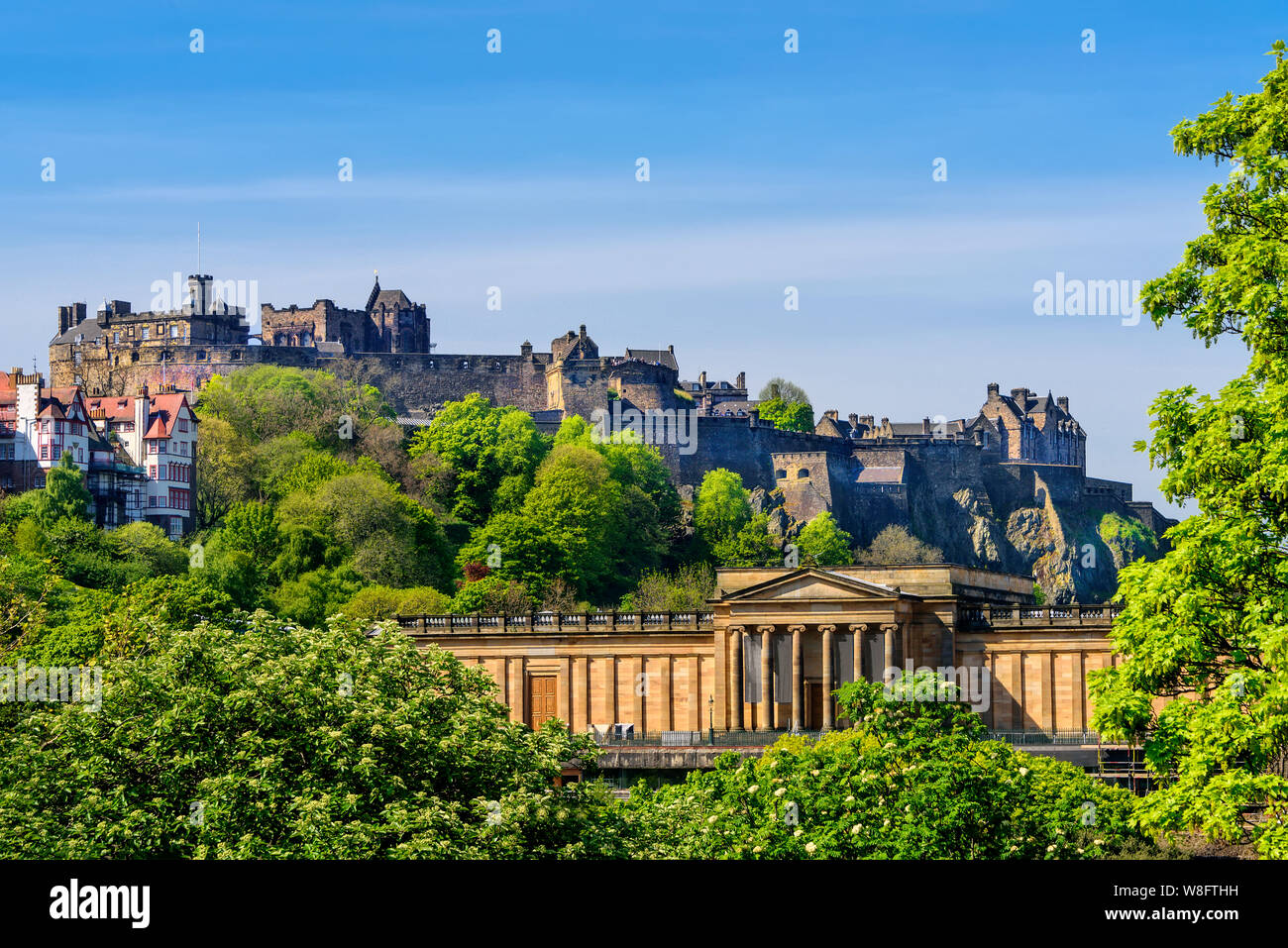 Vista panoramica sul Castello di Edimburgo, come esso poggia su Castle Rock e la Scottish National Gallery. Foto Stock