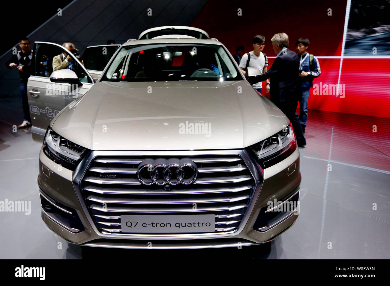 --FILE--un Audi Q7 e-tron quattro è sul display durante il XVI Shanghai industria automobilistica internazionale mostra, noto anche come Auto Shanghai 201 Foto Stock