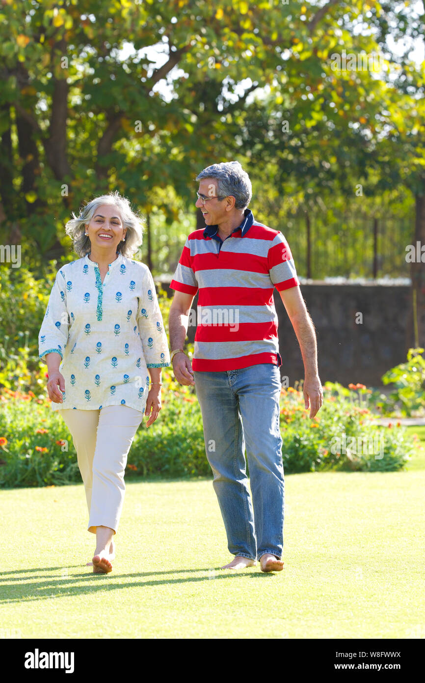 Coppia senior a camminare in un parco Foto Stock