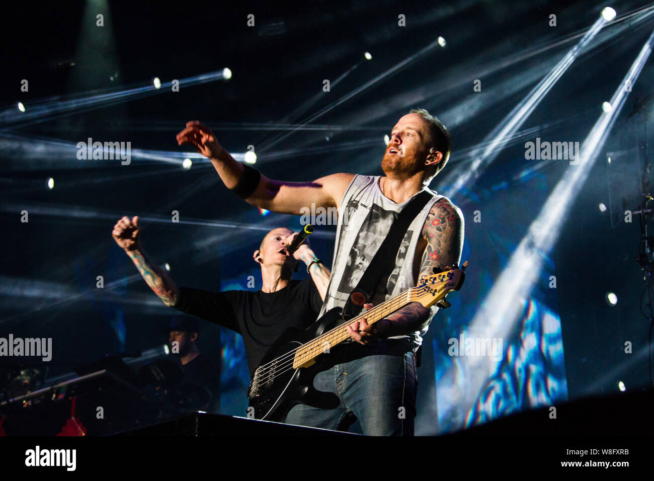 Membri della American rock band Linkin Park eseguire durante il 2015 Cina concerto tour nella città di Nanjing East cinese della provincia di Jiangsu, 17 luglio 2015. Foto Stock