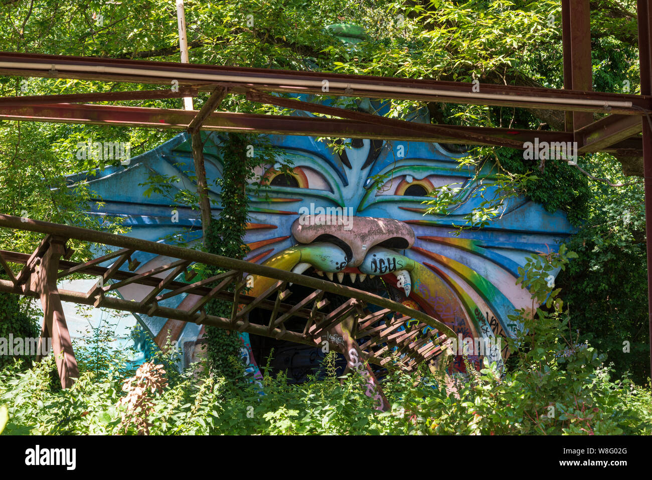 Abbandonato rollercoaster in Spreepark, Berlino in disuso il parco a tema della RDT era Foto Stock