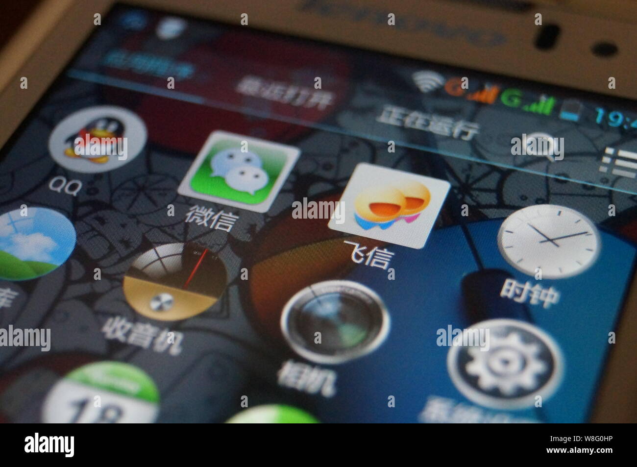 --FILE--un cinese telefono cellulare utente guarda le icone della messaggistica mobile apps QQ di Tencent, Weixin o WeChat, di Tencent e Fetion della Cina Foto Stock