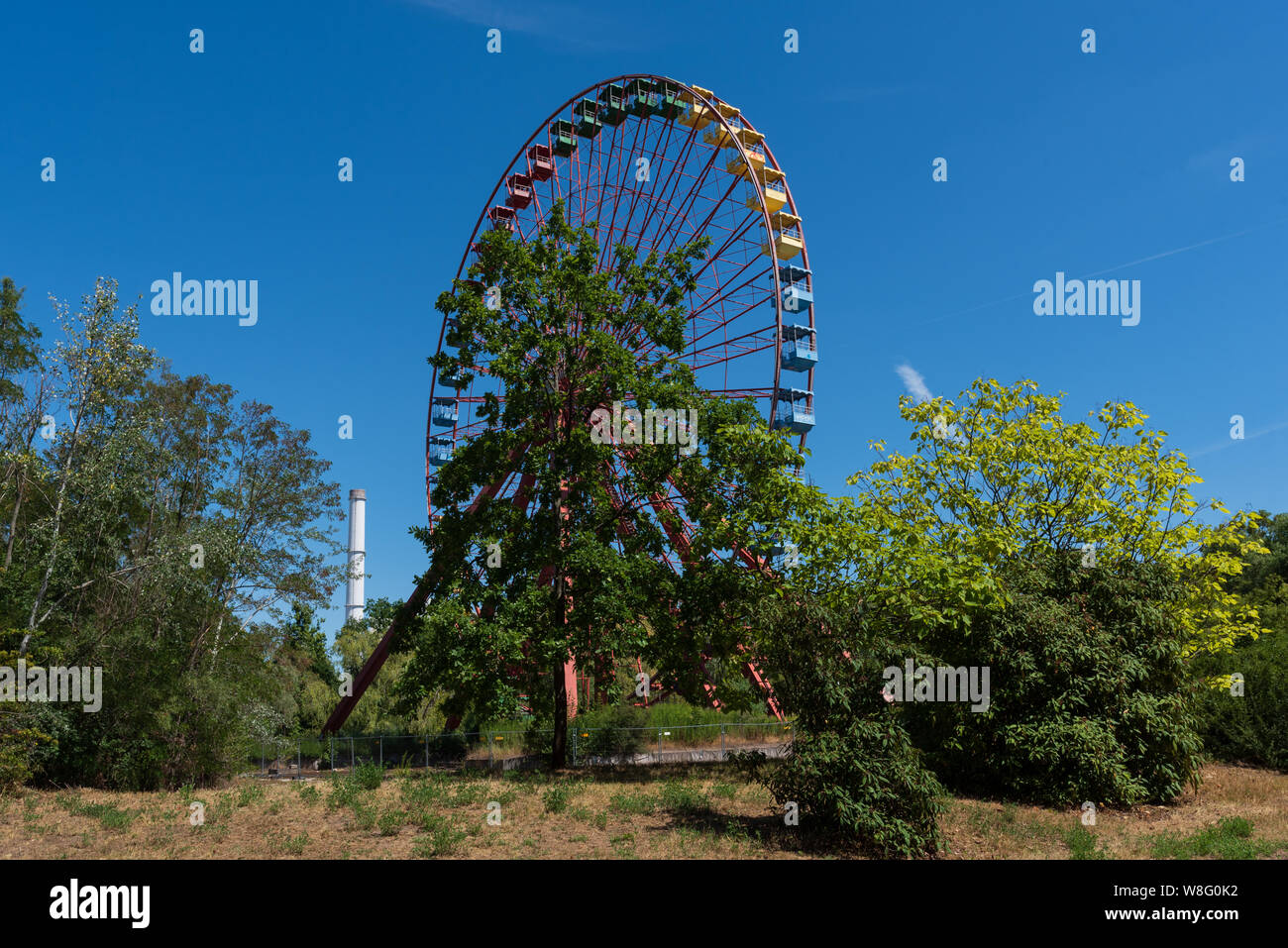 Abbandonato ruota panoramica Ferris in Spreepark, Berlino in disuso il parco a tema della RDT era Foto Stock