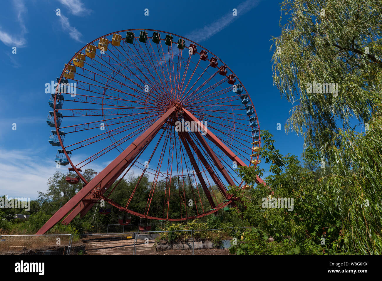 Abbandonato ruota panoramica Ferris in Spreepark, Berlino in disuso il parco a tema della RDT era Foto Stock