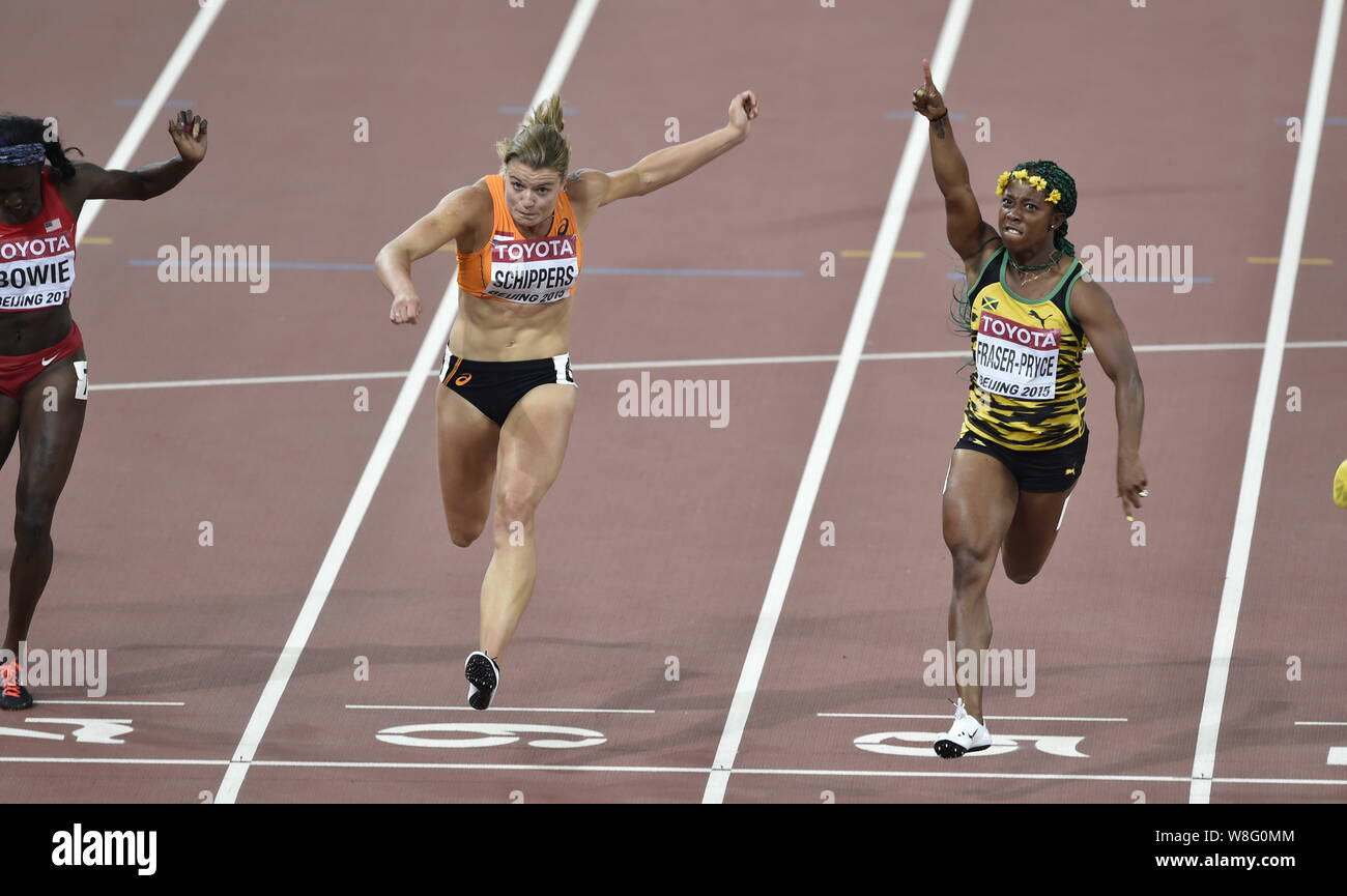 Shelly-Ann Fraser-Pryce della Giamaica, destra festeggia dopo aver vinto le donne 100m durante la finale di Pechino IAAF 2015 Campionati del Mondo a NAT Foto Stock