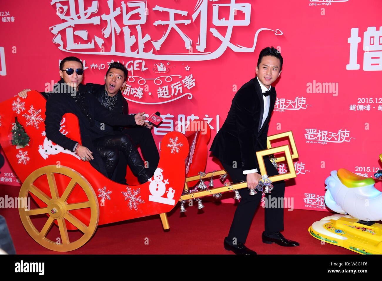 Attore cinese Deng Chao, diritto, carrelli Chen Yufan, sinistra, e Hu Haiquan di banda cinese Yuquan sul tappeto rosso per la premiere del suo nuovo film 'Dev Foto Stock