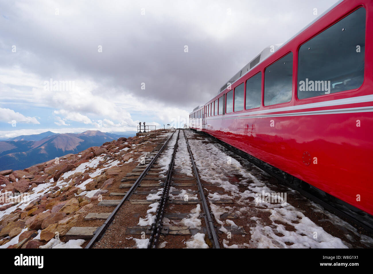 Alta montagna treno corre su un paesaggio innevato. Foto Stock