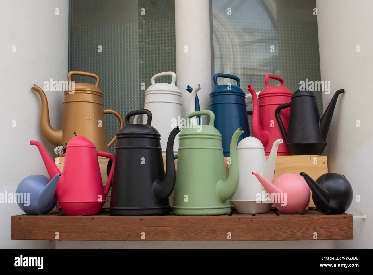 Molti multi-colore innaffiatoi per innaffiare le piante del giardino, idratante. Utensili da giardinaggio per irrigazione, rosso, blu, bianco e nero in plastica c di irrigazione Foto Stock