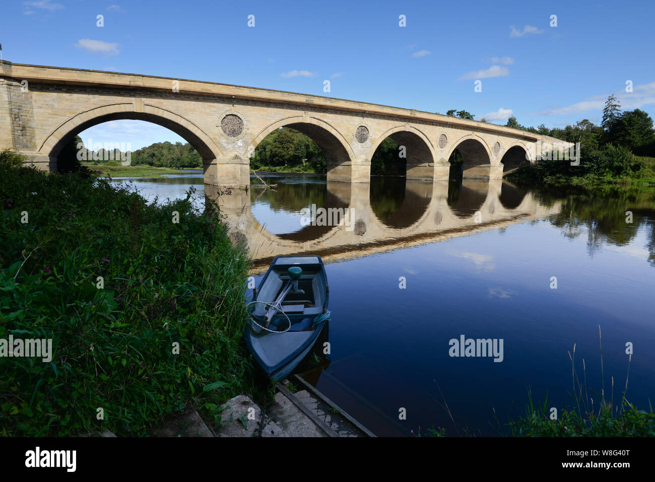 Coldstream ponte che attraversa la Anglo frontiera scozzese oltre il fiume Tweed Foto Stock