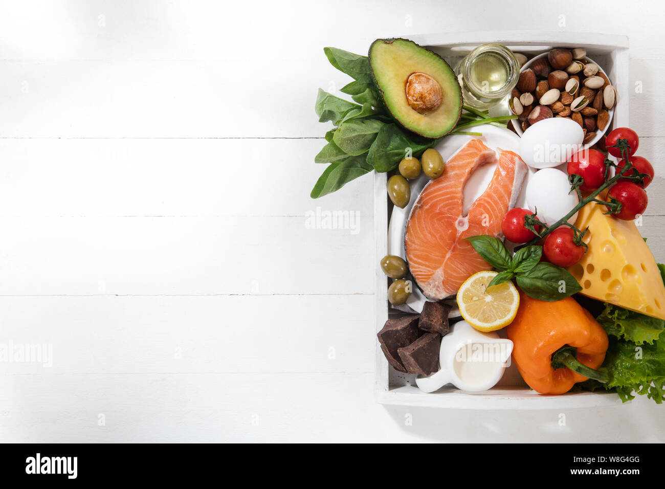 Ketogenic low carboidrati dieta alimentare - selezione su sfondo bianco. Sana equilibrata di ingredienti organici di elevato contenuto di grassi per il cuore e i vasi sanguigni. Carne, pesce e verdure. Copyspace. Foto Stock
