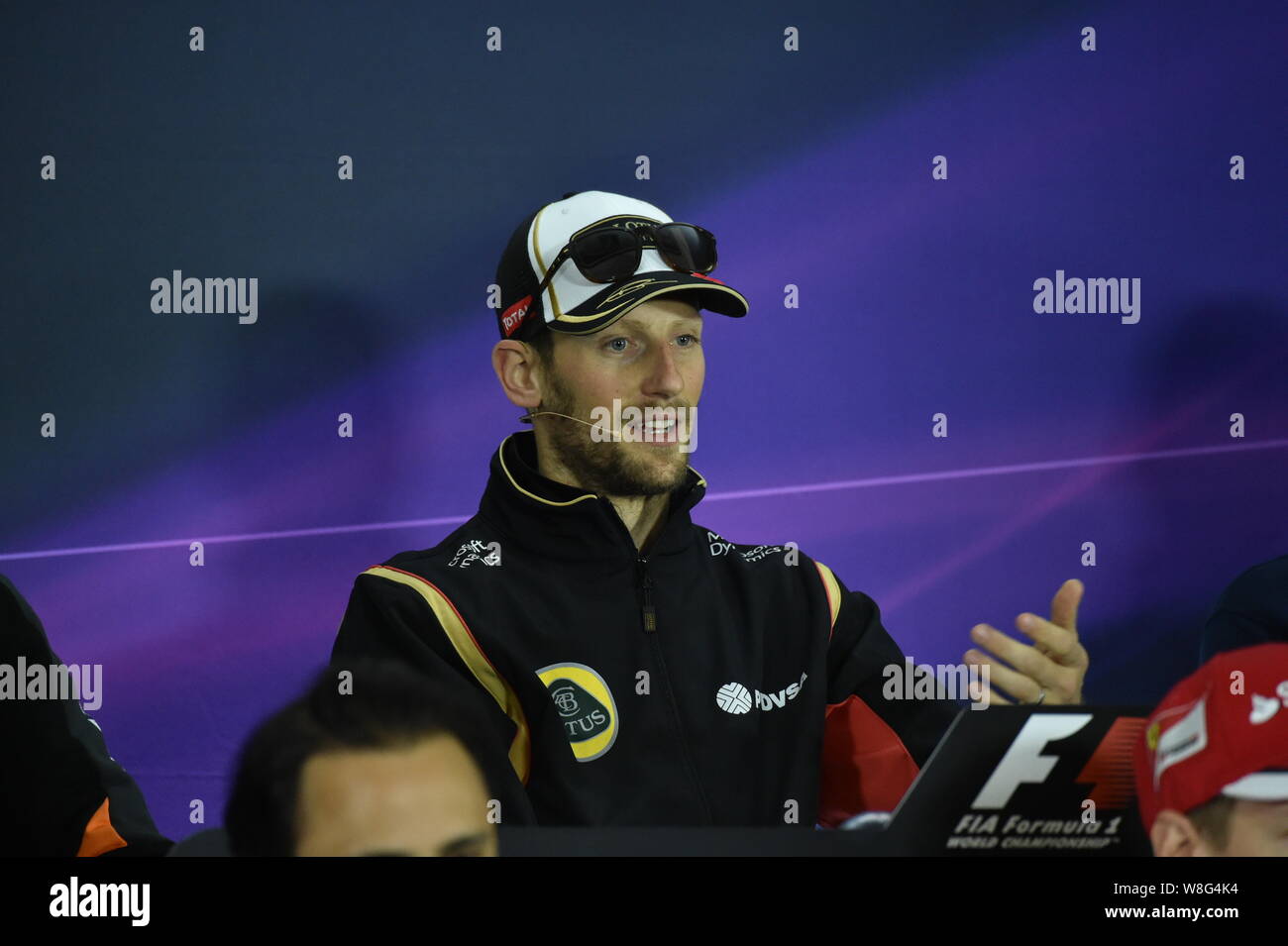 Il francese F1 driver Romain Grosjean di Lotus partecipa a una conferenza stampa per il 2015 Formula 1 Gran Premio di Cina a Shanghai International Circuit i Foto Stock