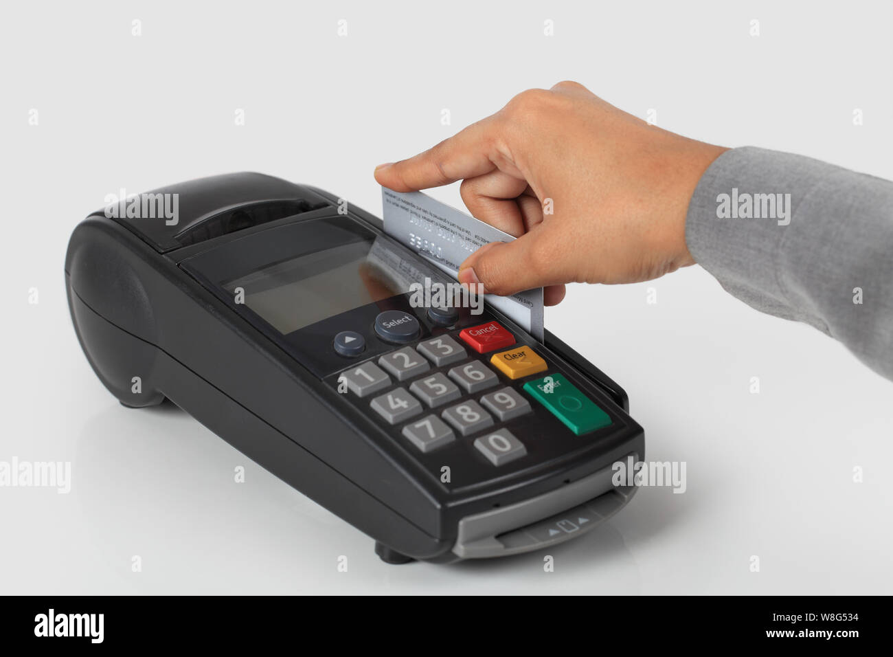 Persona lo sfioramento a mano carta di credito attraverso la macchina Foto Stock