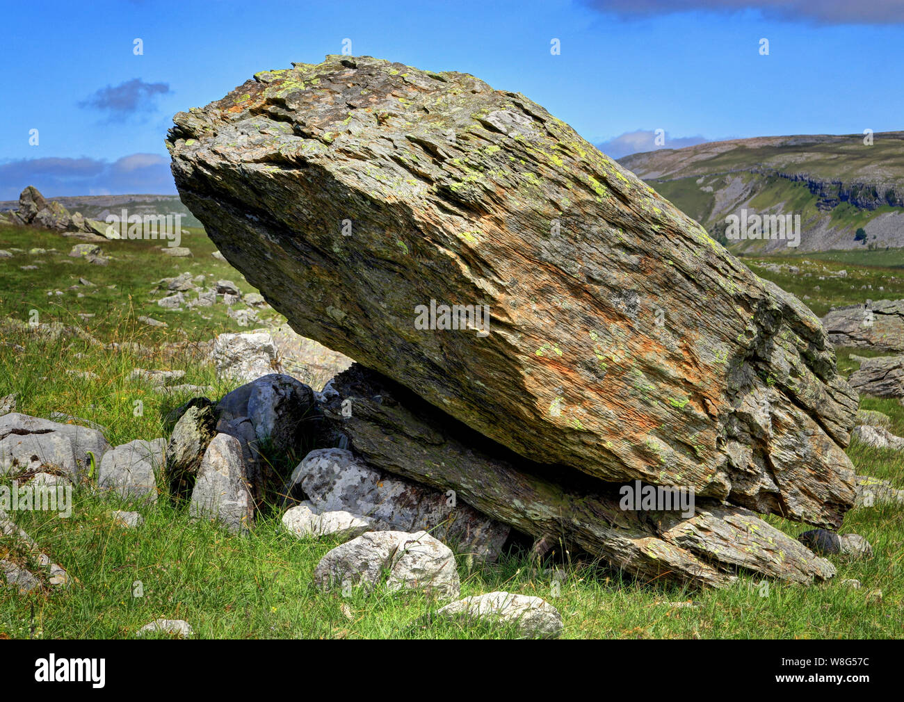 Un gigantesco masso erratico siede a un curioso angolo, in Yorkshire Dales, England, Regno Unito Foto Stock