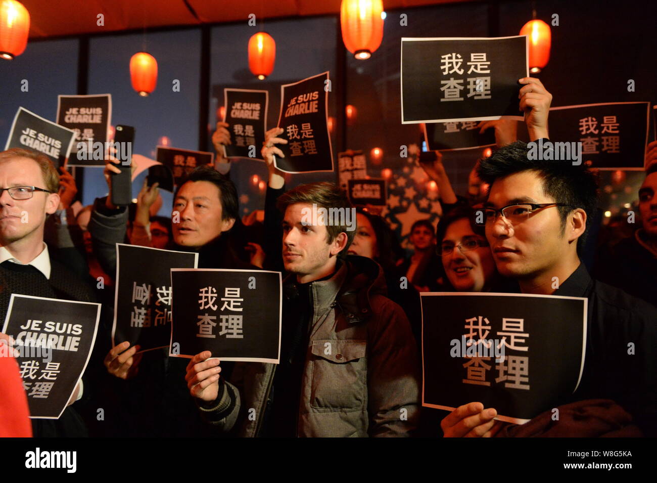 I giornalisti stranieri in attesa di Pechino banner a leggere 'Io sono Charlie" in francese e cinese al cordoglio per le vittime degli attacchi terroristici sul francese sa Foto Stock