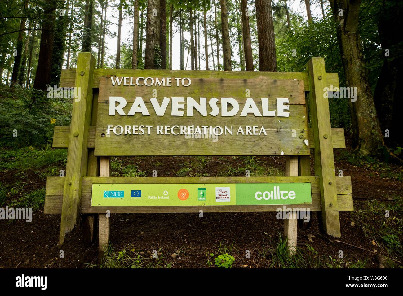 Un segno posto per Ravensdale Forest Recreation Area. Sostiene che i resti dell'ex esercito britannico capitano sono sepolti nella foresta vicino alla frontiera irlandese verrà esaminata da un archeologo forense. Foto Stock