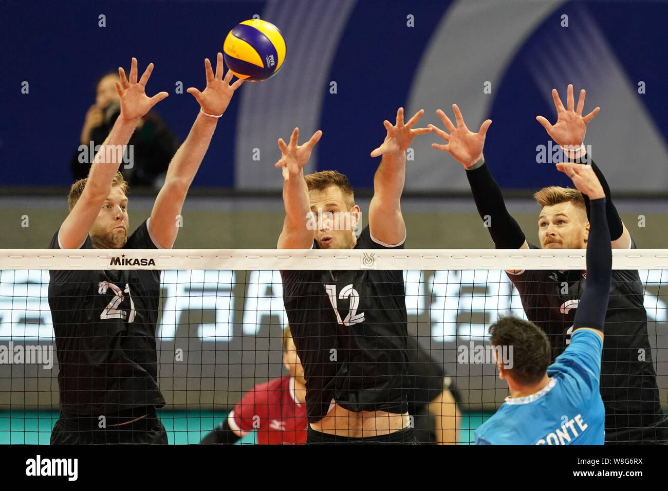 Ningbo, cinese della Provincia di Zhejiang. Il 9 agosto, 2019. I giocatori del Canada difendere durante l'uomo Pool F match tra Argentina e del Canada al 2019 FIVB Tokyo Pallavolo qualificazione in Ningbo, Cina orientale della provincia di Zhejiang, e il Agosto 9, 2019. Credito: Yang Shiyao/Xinhua/Alamy Live News Foto Stock