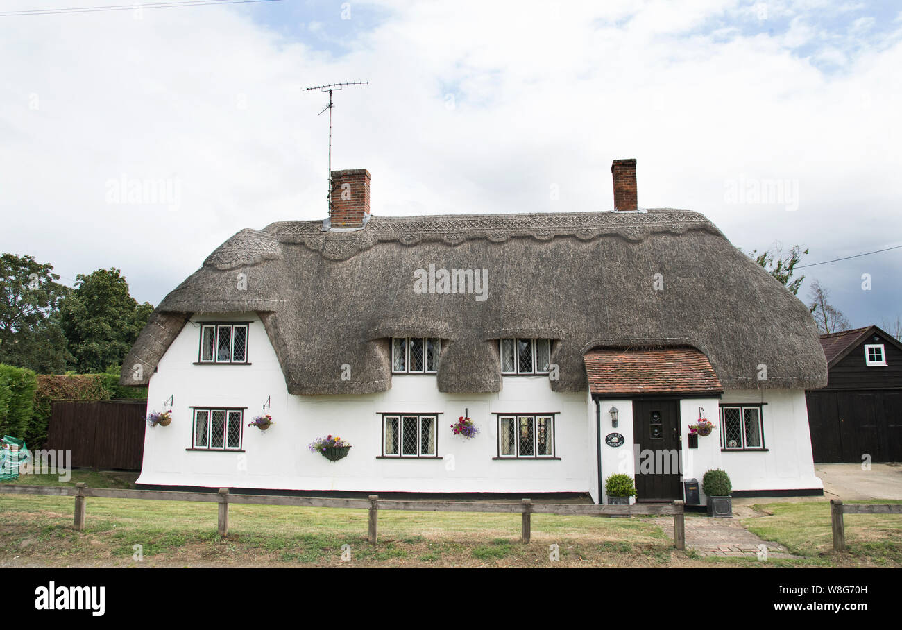 Un cottage con tetto di paglia in Wethersfield, Essex. Foto Stock