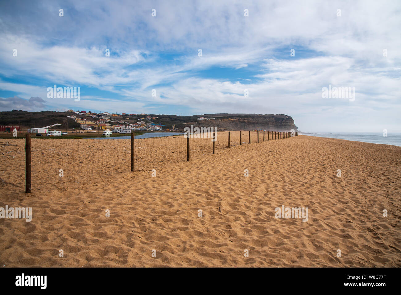 Torres Vedras, Portogallo. 06 agosto 2019. Net proteting per la zona delle dune in Azul Beach a Santa Cruz in Torres Vedras Portogallo Foto Stock