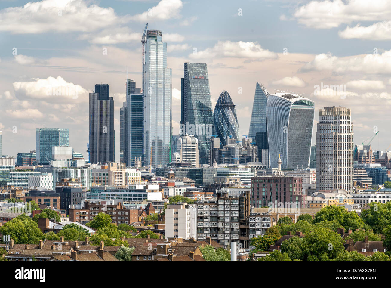 Agosto 2019, City of London skyline da sud a ovest del fiume Thames, London, England, Regno Unito, Europa. Foto Stock