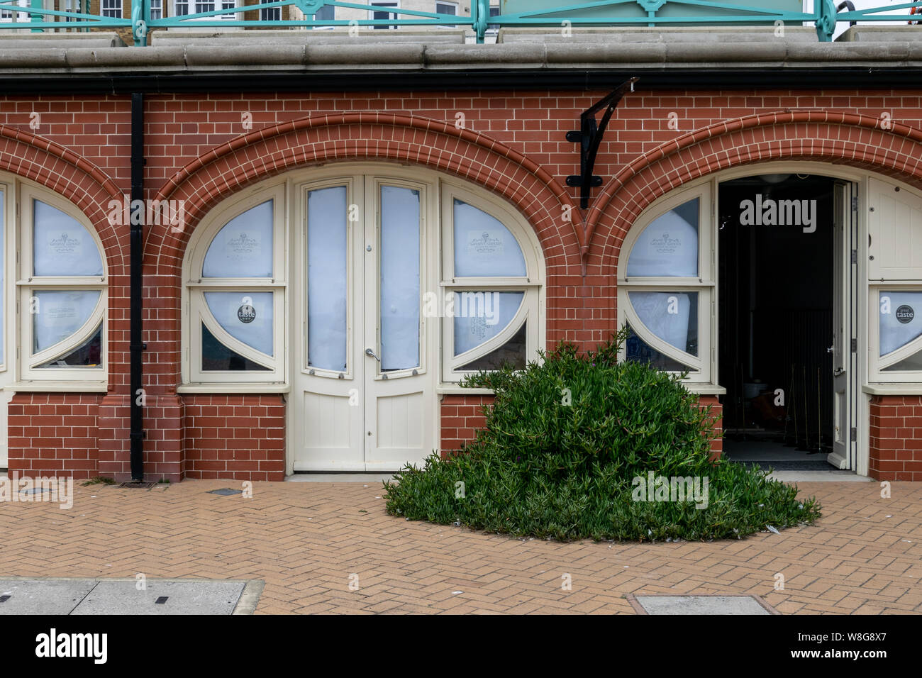 Una nuova unità per il gelato gusto circa per aprire in uno dei ricostruito archi sul lungomare vicino al Molo Ovest di Brighton, Sussex, Inghilterra Foto Stock