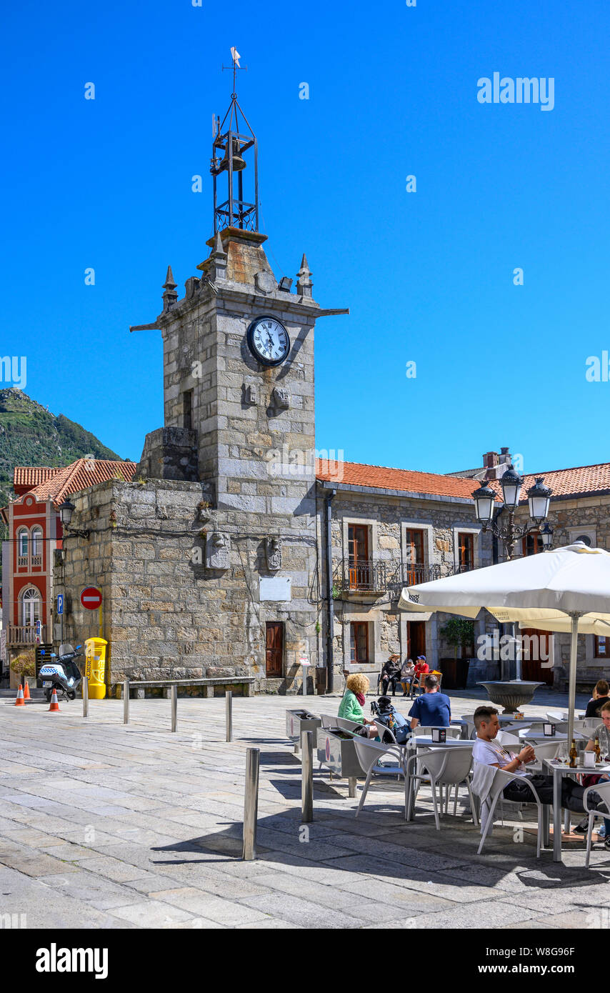 La Torre del Reloj, clock tower e Praza do Relo nella città di Guarda, Pontevedra, Galizia, a nord ovest della Spagna. Foto Stock