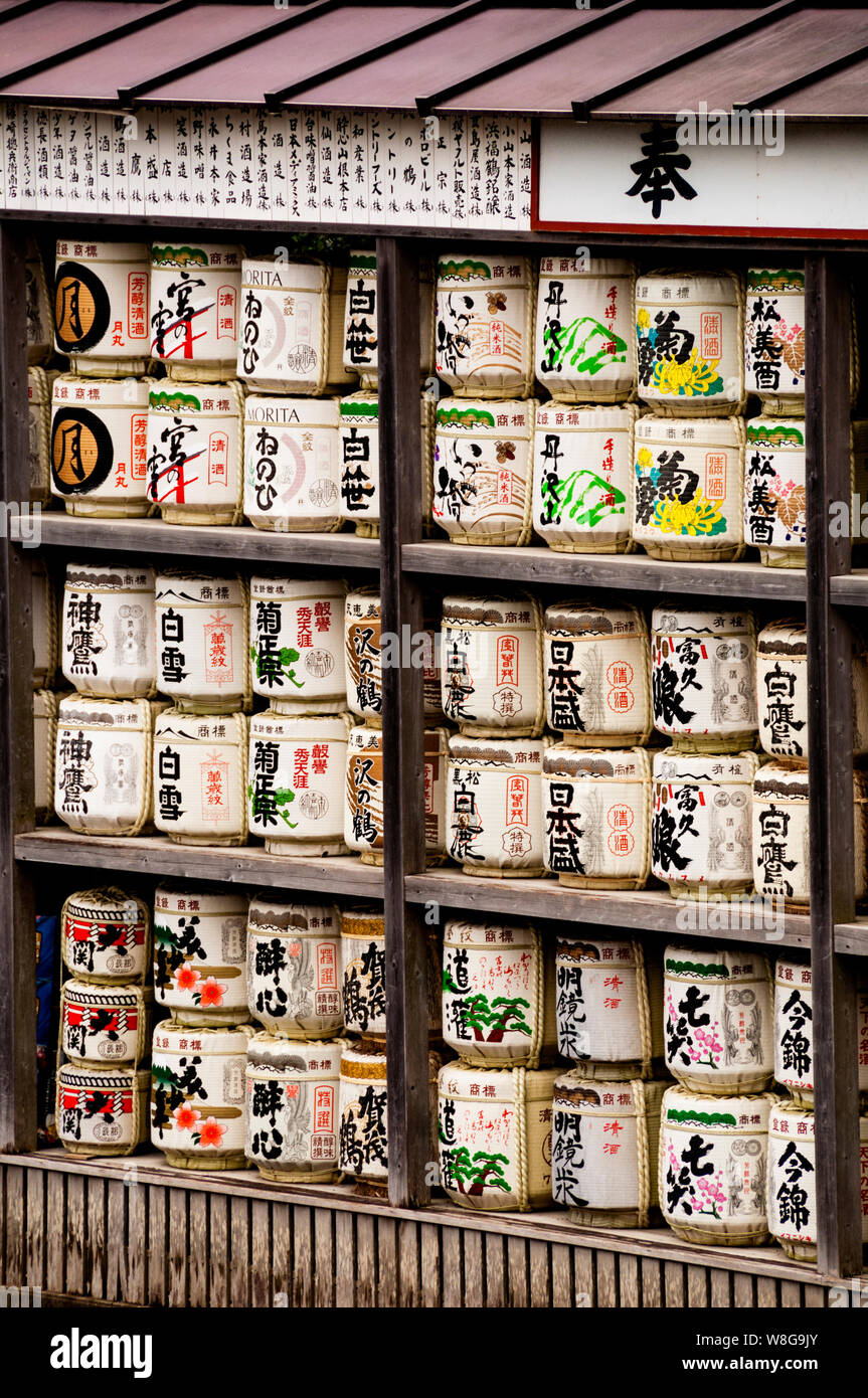 Il kazaridaru giapponese o le botti di sake decorativo al Santuario Shintoista di Haichiman a Kamakura, in Giappone, rappresentano simbolicamente l'unificazione con gli dei. Foto Stock