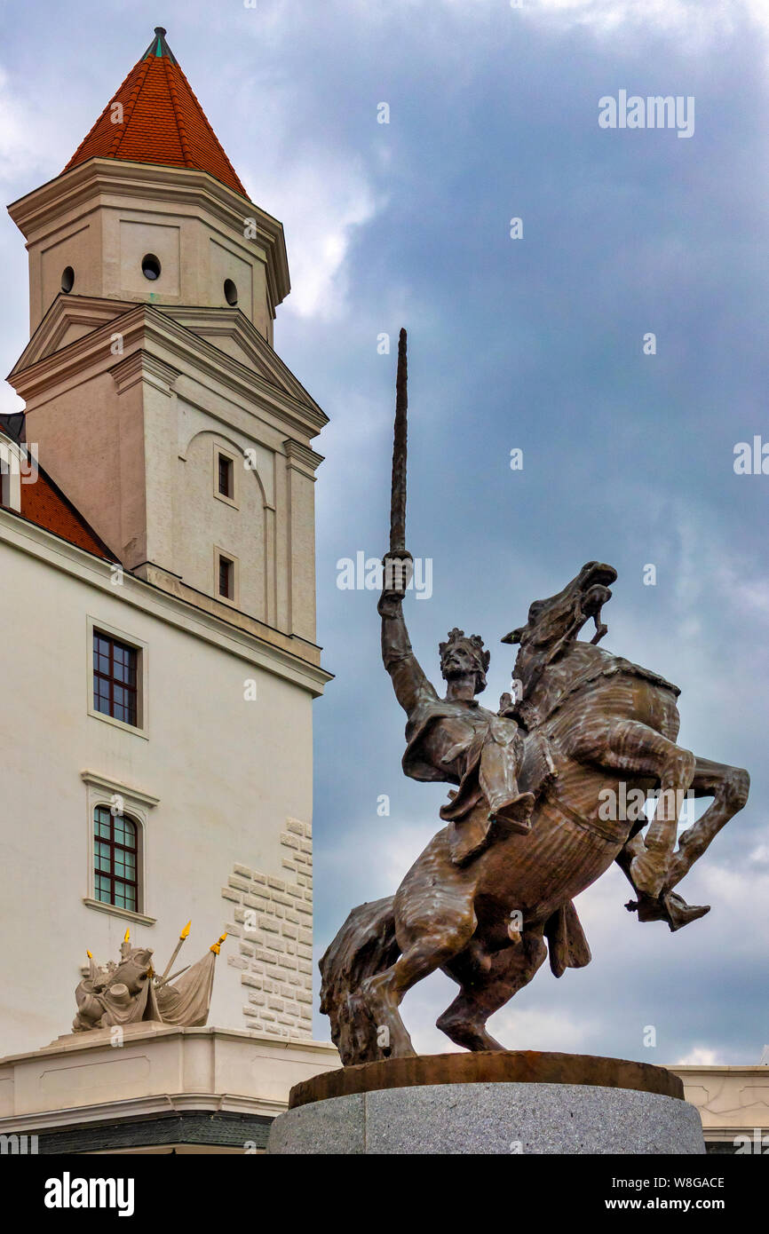 Statua equestre di re Svatopluk ho presso il cortile onorario del castello di Bratislava, Slovacchia Foto Stock