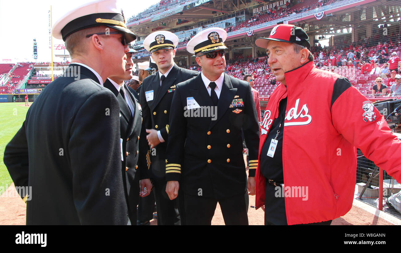 (28 marzo 2019) Cincinnati Reds Hall of Famer Johnny Bench i colloqui con il personale del futuro USS Cincinnati (LCS 20) durante il giorno di apertura per il gioco Foto Stock