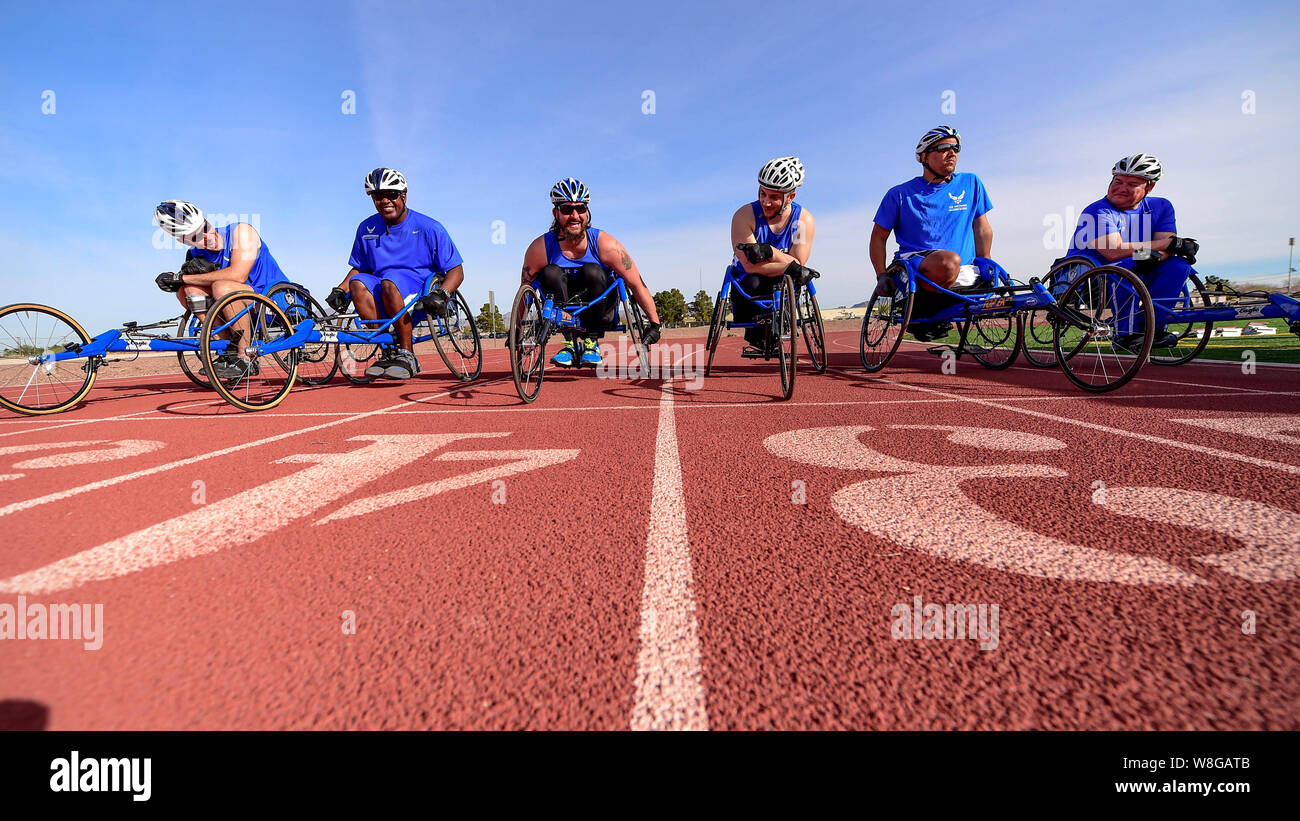 Sedia a rotelle racing preparare i partecipanti alla gara durante il 2016 Air Force prove presso la Base Aerea Militare di Nellis Nev., 1 marzo 2016. Foto Stock