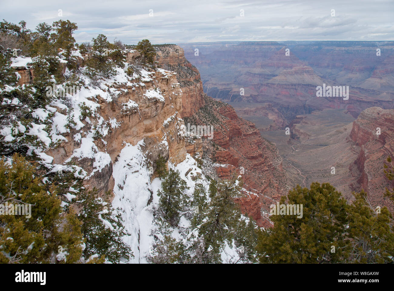 Tempo in inverno il Grand Canyon quando la neve è scesa e mostra la in profondità la bellezza di una delle sette meraviglie del mondo. Foto Stock
