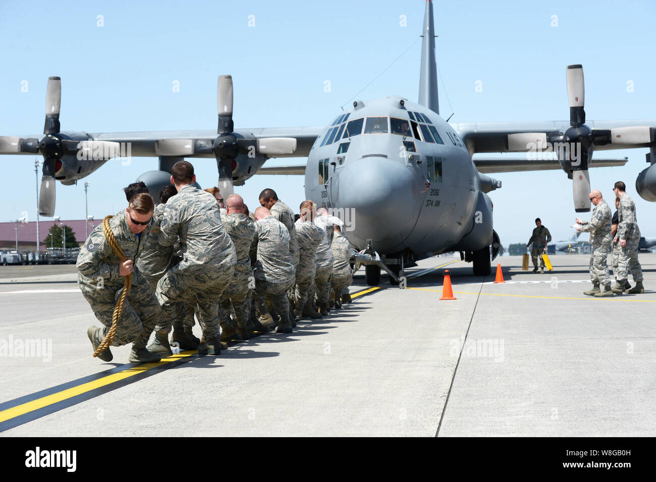 I membri con la 374 Squadrone manutenzione tirare un C-130 Hercules al Yokota Air Base, Giappone, 15 aprile 2016. Il velivolo è stato tirato come parte del 37 Foto Stock