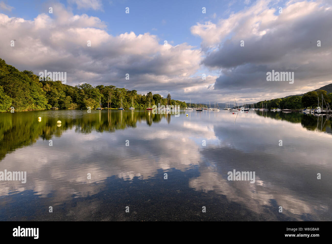 Guardando a nord fino Windermere dal piede Cadde presto su una mattina d'estate con bellissimi riflessi nuvole Foto Stock