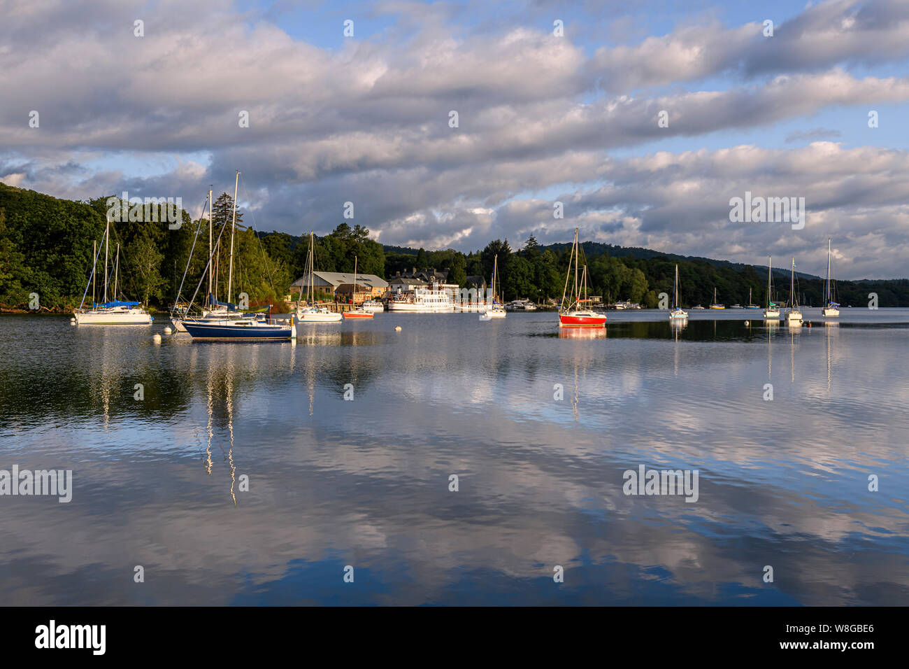 Guardando attraverso Windermere verso il lago dal piede Cadde presto su una mattina d'estate Foto Stock