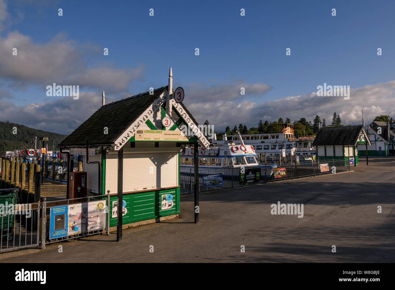 Pittoresco biglietterie di Bowness-on-Windermere passeggiata per il turista crociere sul lago Foto Stock