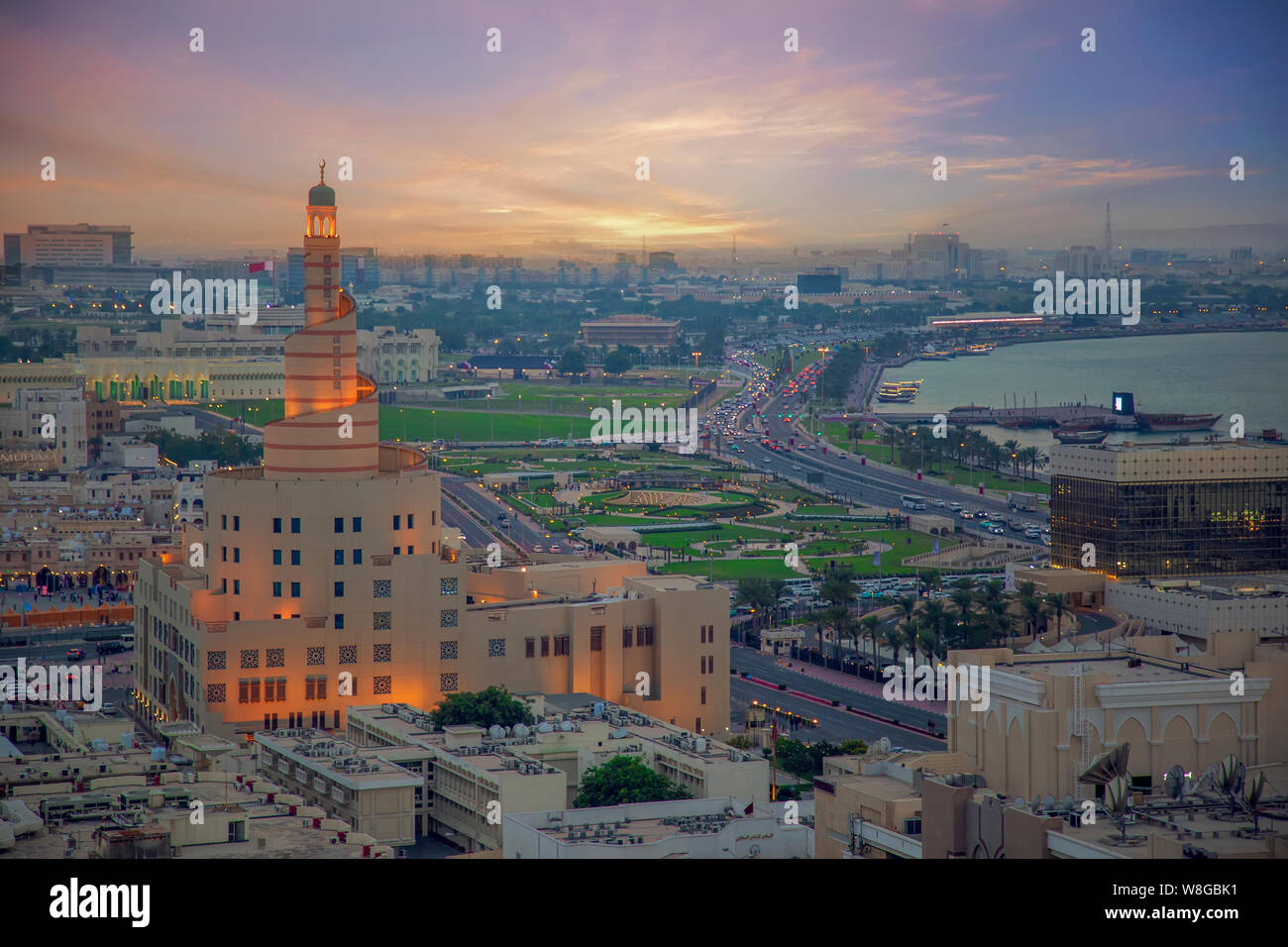 Fanar Masjid, City Scape al tramonto Foto Stock