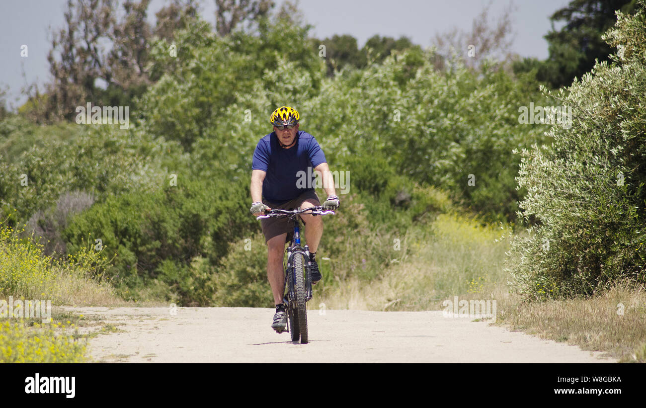 Un uomo biciclette lungo il Toro Creek Road nel Fort Ord Park Land, Salinas, CA Giovedì, 16 giugno 2011. Foto Stock