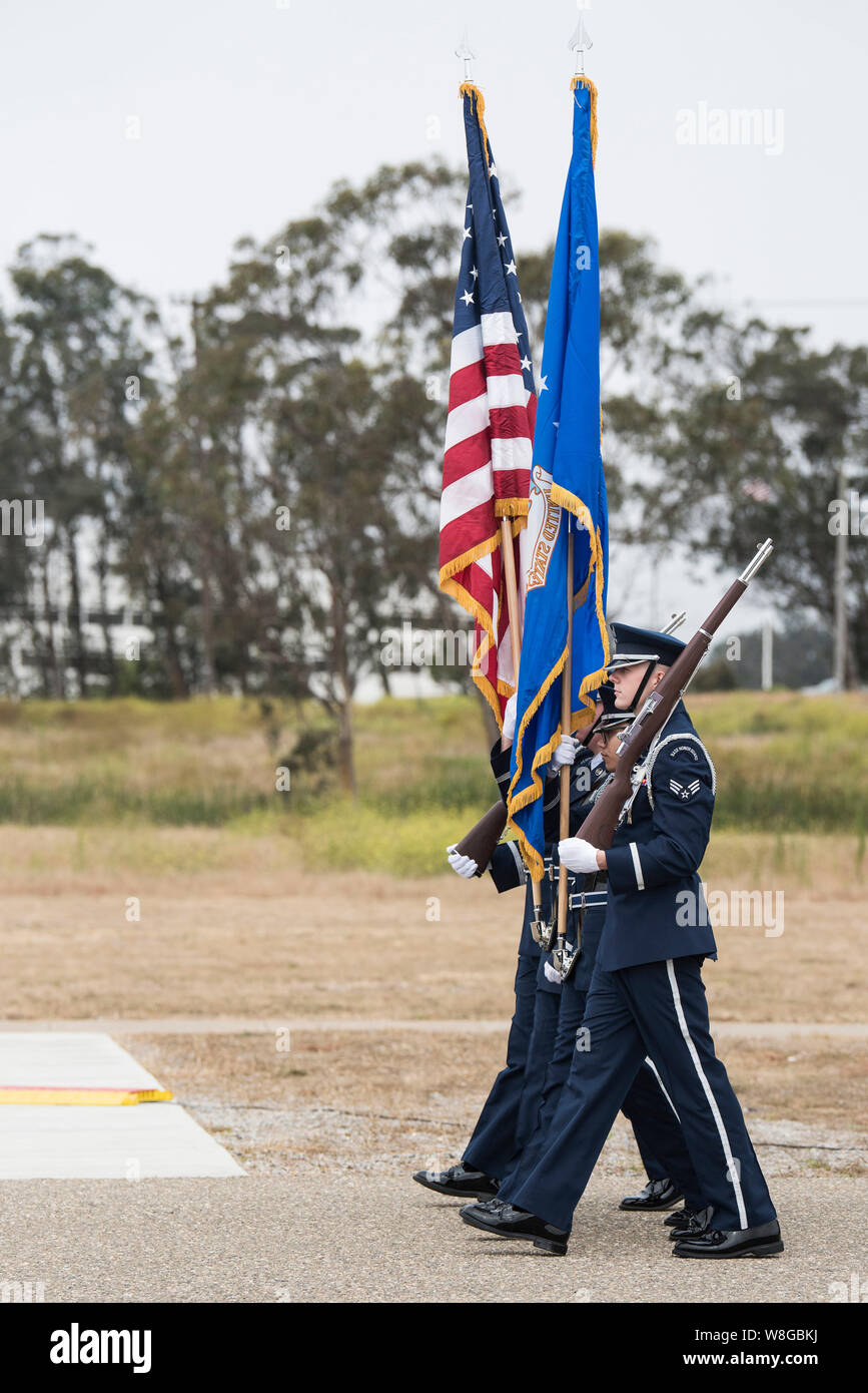 Trentesimo ala dello spazio i membri partecipano a una modifica del comando cerimonia Luglio 12, 2019, a Vandenberg Air Force Base in California Foto Stock