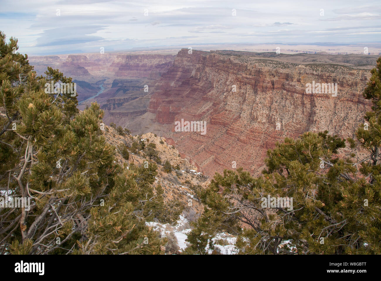 Tempo in inverno il Grand Canyon quando la neve è scesa e mostra la in profondità la bellezza di una delle sette meraviglie del mondo. Foto Stock