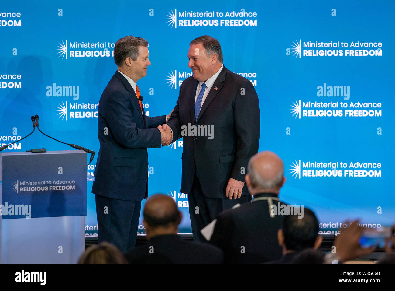Stati Uniti Il segretario di Stato Michael R. Pompeo è introdotto da ambasciatore presso il grande per Relgious Internazionale Libertà Sam Brownback, alla riunione ministeriale di Foto Stock