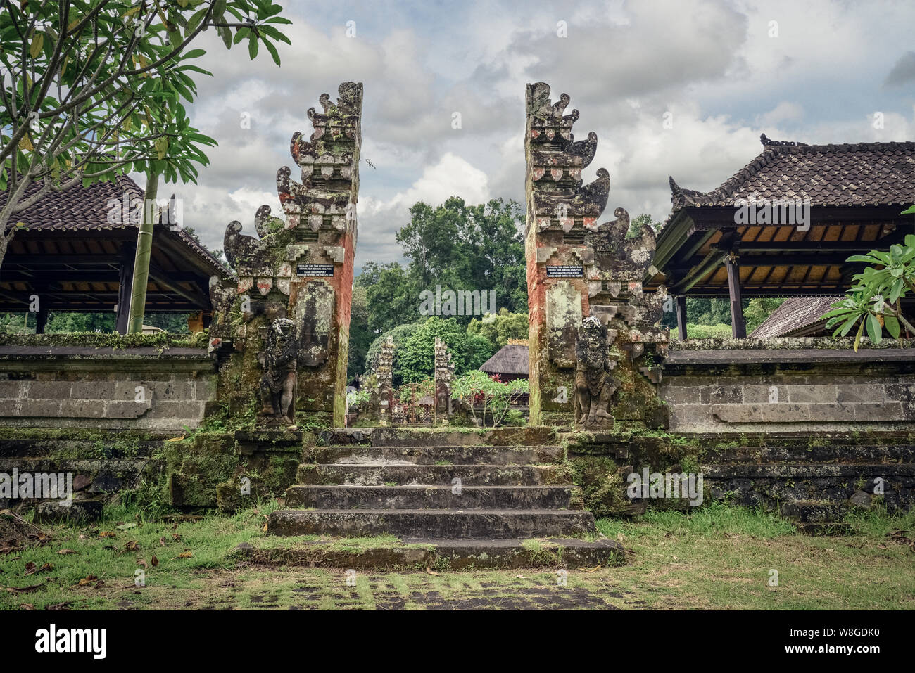 Pura Luhur Batukau Batukaru tempio indù di Tabanan, Bali, Indonesia. Situato sul versante sud del monte Batukaru, Tabanan, Bali Indonesia. Foto Stock