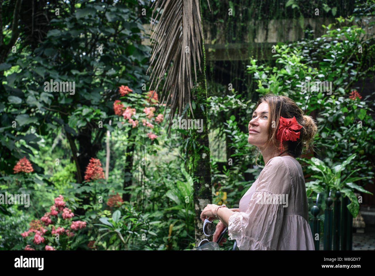 Bella donna godendo la vista della giungla a Bali, in Indonesia Foto Stock