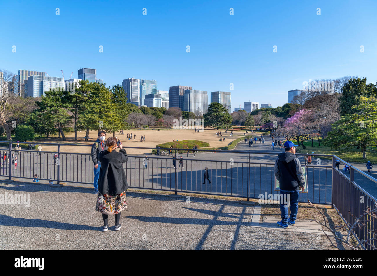 Marunouchi grattacieli vista dal castello di Edo mantenere con sito di Honmaru Goten Palace in primo piano, i Giardini Est, Palazzo Imperiale, Tokyo, Giappone Foto Stock