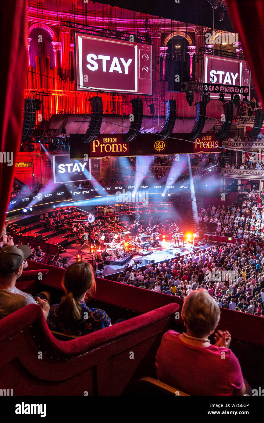 Gli interni della Royal Albert Hall BBC Proms sono visti da un box privato in un auditorium con il pubblico, Effetti sonori e di luce spettacolare con drammatica esibizione musicale eclettica di "Public Service Broadcasting" e Multi-Story Orchestra di un'opera intitolata "The Race for Space", uno spettacolare honoringg mans realizzazioni nello spazio. Proms Promenade Concerti Royal Albert Hall Kensington London Regno Unito Foto Stock