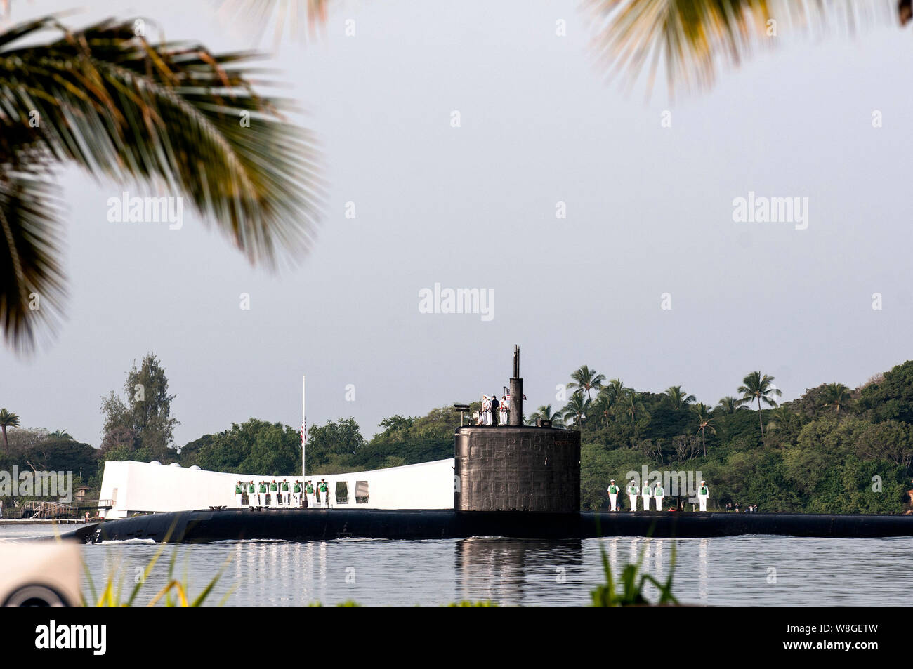 (Dec. n. 7, 2012) Il Los Angeles-class submarine USS Tucson (SSN 770) dà onori e un pass-in-review passato la USS Arizona Memorial durante la settantunesima un Foto Stock