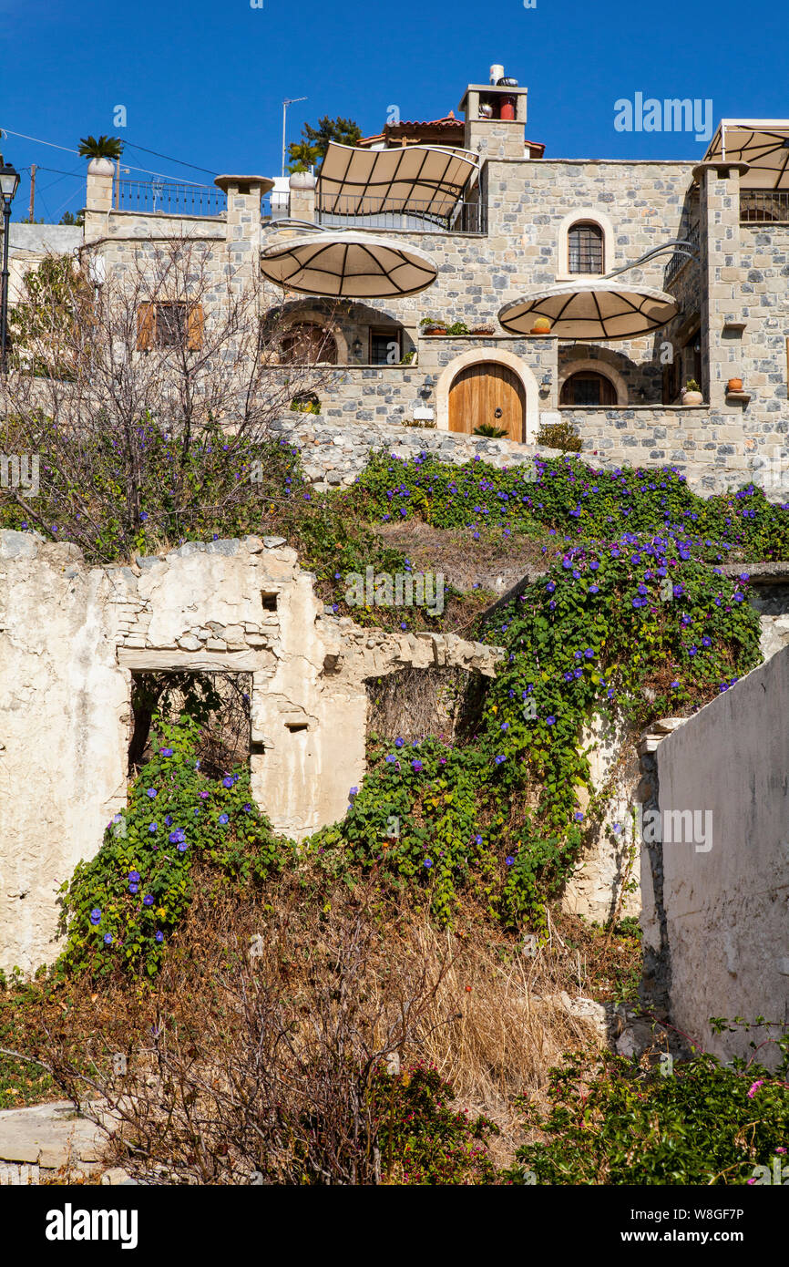 Case tradizionali e antichi edifici presso il villaggio di Anatoli, Creta Foto Stock
