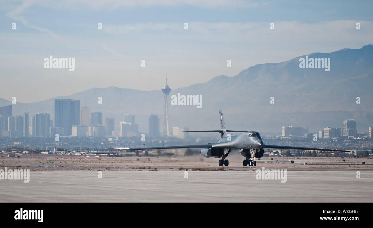 A B-1B Lancer assegnato per la trentaquattresima Bomb Squadron, Ellsworth Air Force Base, S.D., taxi al proprio posto di parcheggio dopo lo sbarco durante la Green Flag-West 15-02 Foto Stock